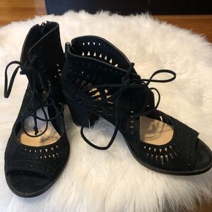 Vince Camuto Tarita Laser Cut Bootie Size 6US
